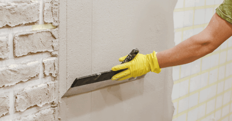 Latex spuitwerk in uitvoering op een plafond