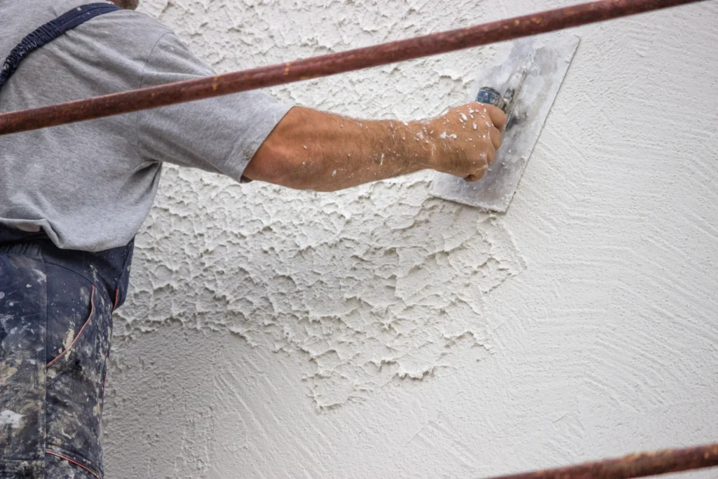 Vakman spuit latex op plafond in Amstelveen